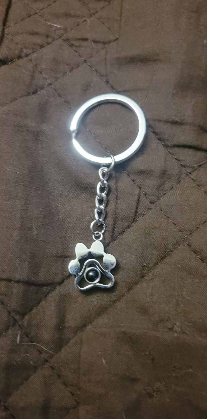 Customer photo review of Custom Pet Projection Memorial Keychain with Your Pet Photo as Gift for Loss of Pet