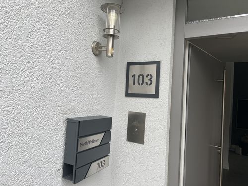 Customer photo review of Edelstahl-Hausnummer mit 3D Effekt, Rückwand pulverbeschichtet in RAL7016, Frontblende in Edelstahl