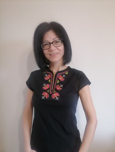 Customer photo review of Дамска тениска с V-деколте бродирана с шевица "Китка"