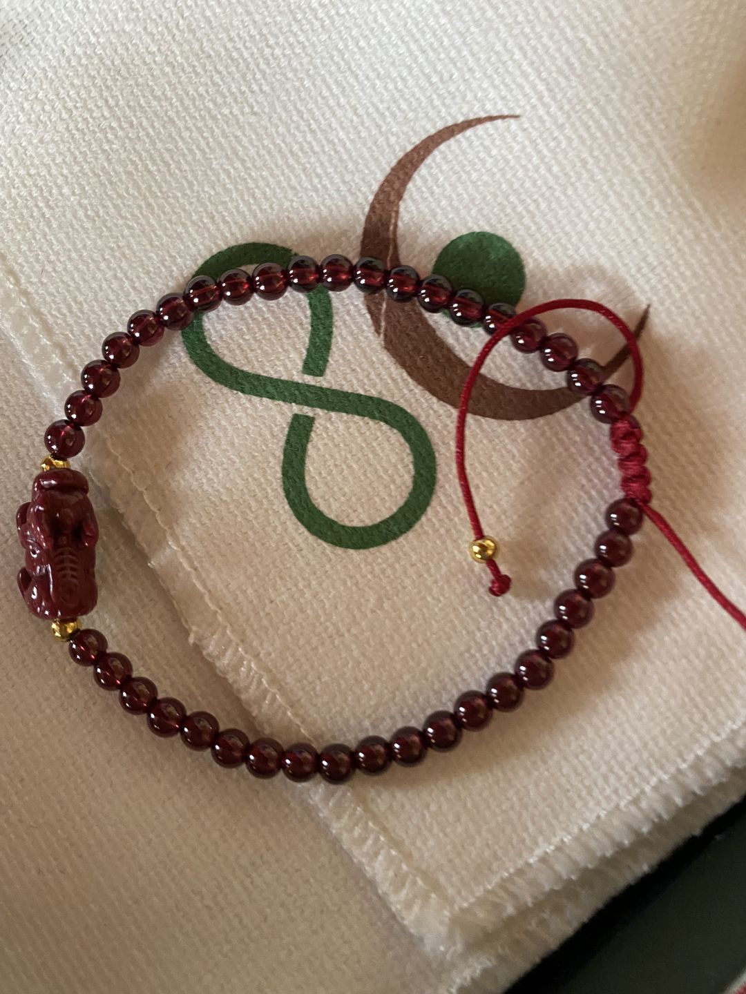 Customer photo review of Bracelet de chance en Grenat Rouge - Pi Xiu