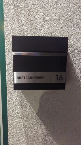 Customer photo review of AlbersDesign Briefkasten B3 schwarz (RAL 9005) personalisiert mit Edelstahlschild
