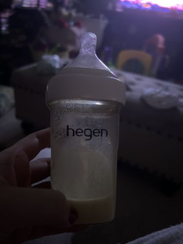 Customer photo review of Hegen PCTO™ 240ml/8oz Feeding Bottle PPSU, 2-Pack with 2 x Medium Flow Nipple (3 to 6 months)