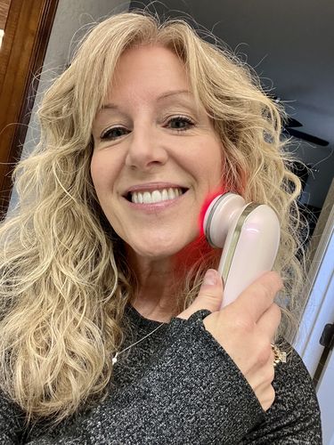 Customer photo review of EvenSkyn® Lumo: Premium Anti-Aging & Skin Tightening Handset