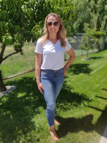 Customer photo review of Brigitte Brianna Favorite V-Neck Basic Tee