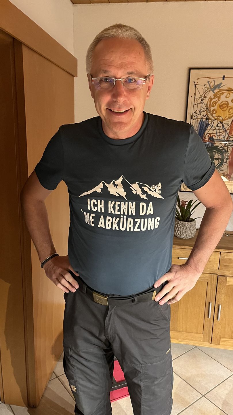 Customer photo review of Ich kenn da 'ne Abkürzung Mountainbike - Unisex Premium Organic Shirt