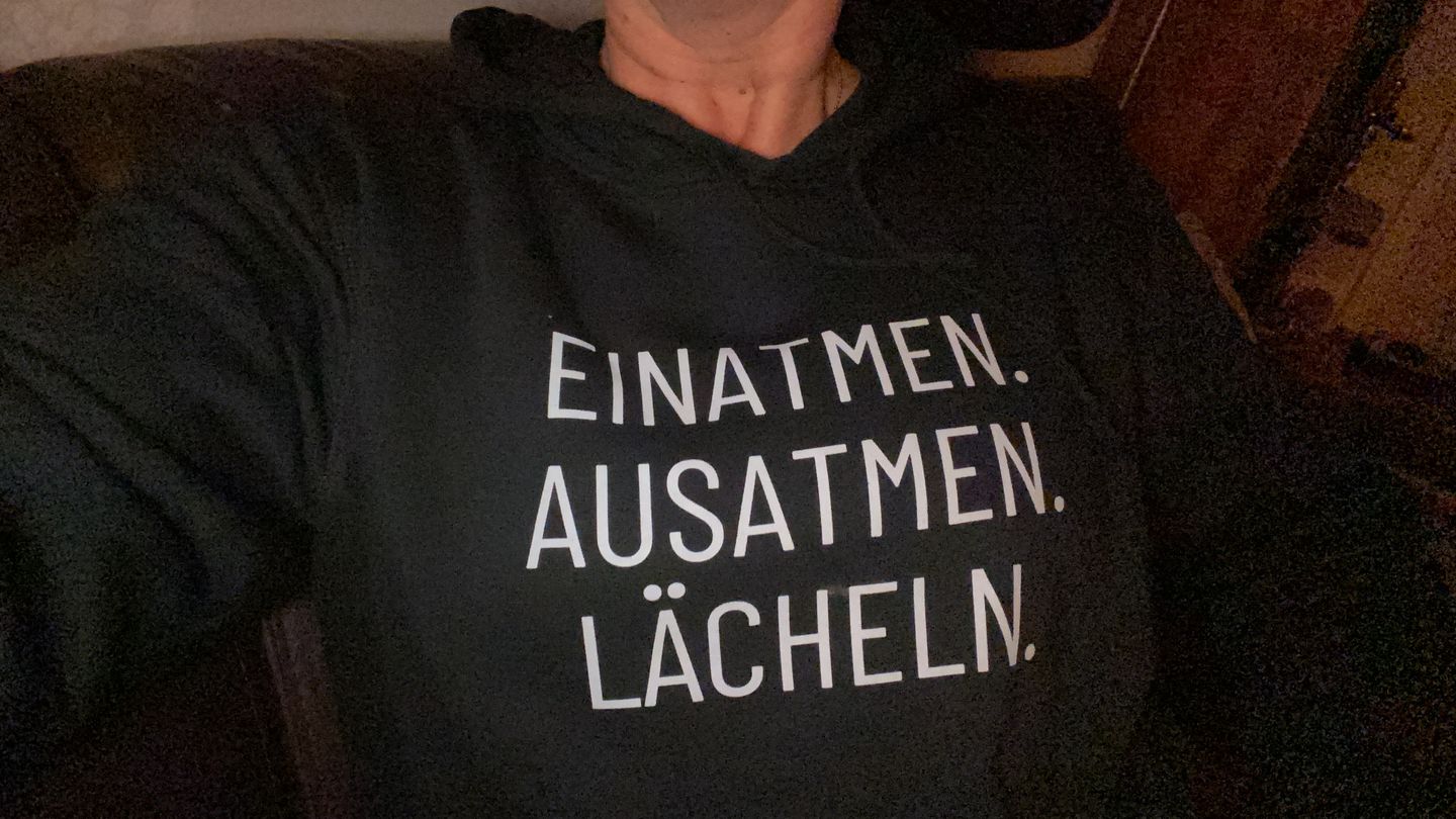 Customer photo review of Einatmen. Ausatmen. Lächeln. Bio Hoodie Unisex