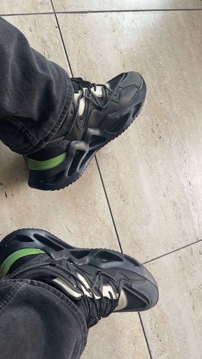 Customer photo review of Moscow Carbon Black Sneaker