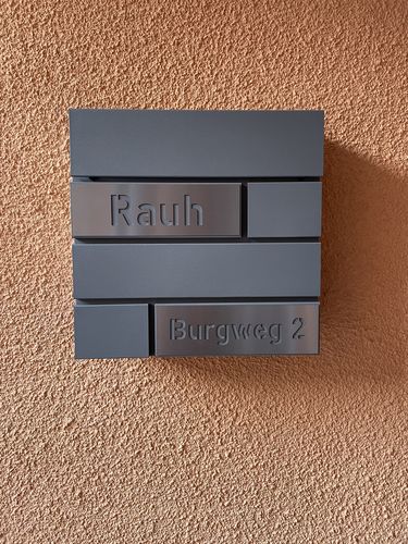 Customer photo review of AlbersDesign Briefkasten B4 in Graualuminium (RAL9007) personalisiert mit Edelstahl-Schildern