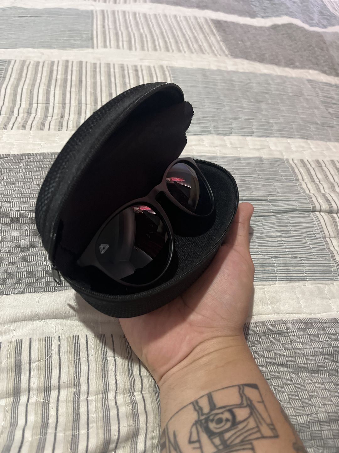 Customer photo review of Estuche de lentes de sol Reckless