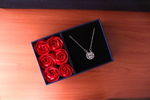 Customer photo review of Clover Hearts Necklace Rose Box Set in 18K Gold Plating