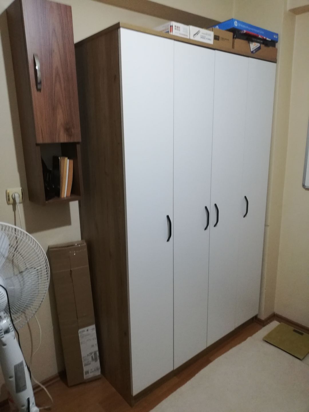 Customer photo review of Rani BA116 Geniş Gardırop Elbise Dolabı 4 Kapaklı 12 Raflı 2 Askılı Sepet Ceviz - Beyaz