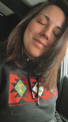 Customer photo review of Плътна унисекс блуза с качулка бродирана с шевица "Род"