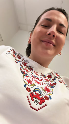 Customer photo review of Плътна мека блуза бродирана със самоковска шевица