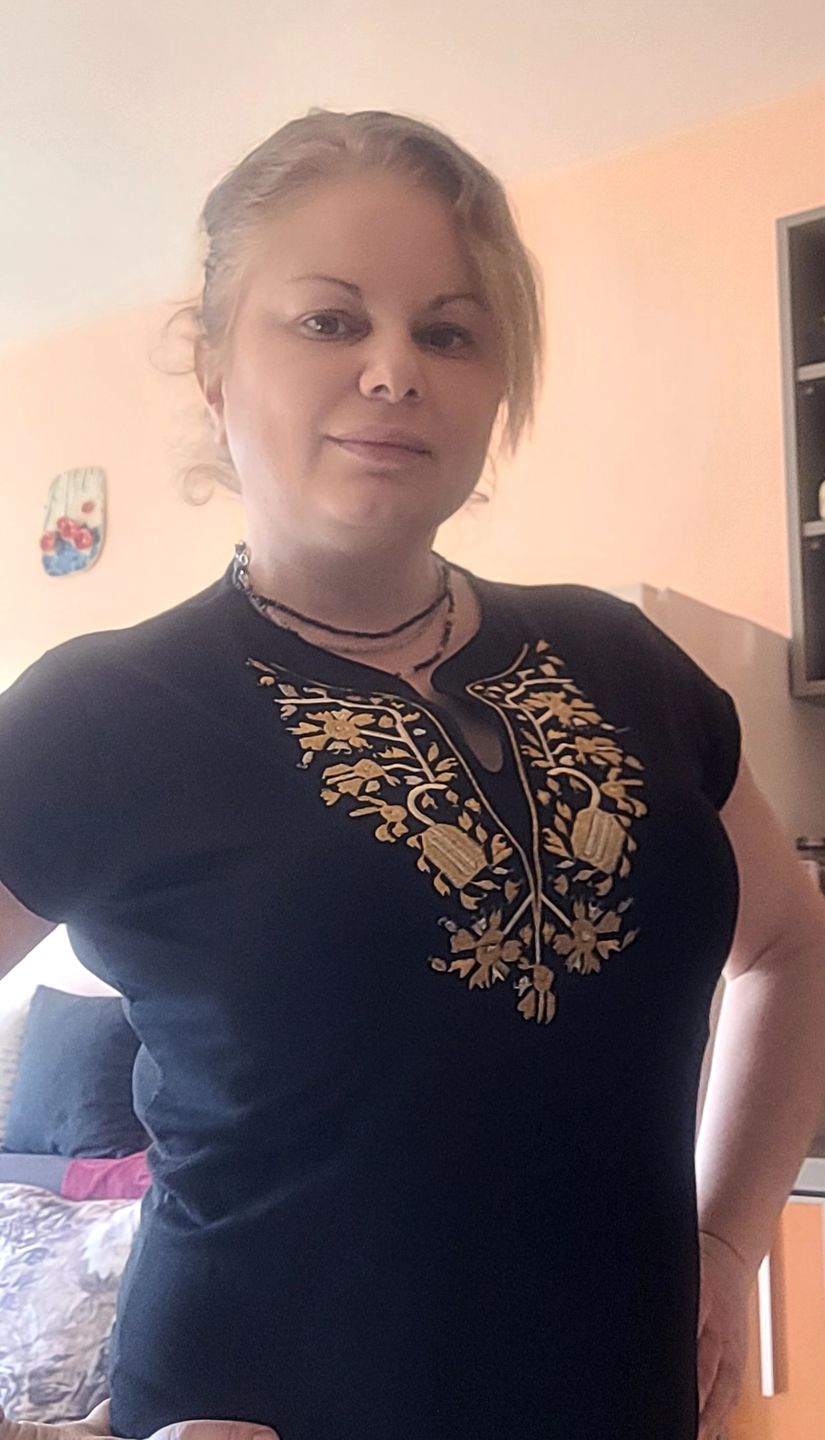 Customer photo review of Дамска тениска с V-деколте бродирана със "златна" шевица "Плодородие"