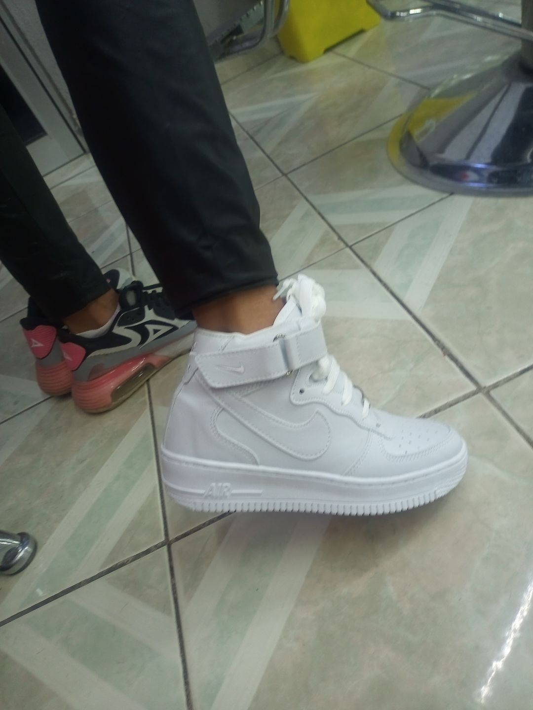 Customer photo review of Tenis 841 Blanco Total