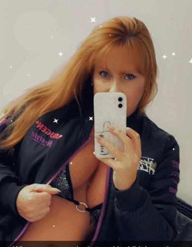 Customer photo review of Team Alive - Drift Team 2021/22 Womens Bomber Jacket