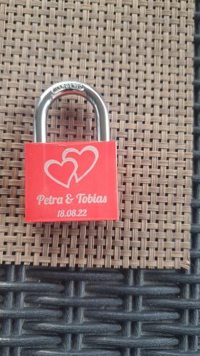 Customer photo review of Personalisierbares Liebesschloss Rot