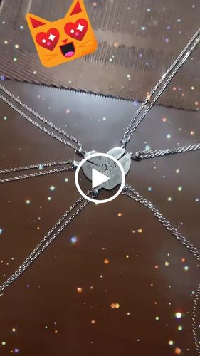 Customer video review of Collar o llavero personalizado de piezas de rompecabezas