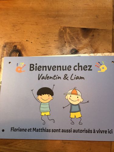 Customer photo review of Bienvenue chez... - Plaque de porte personnalisée