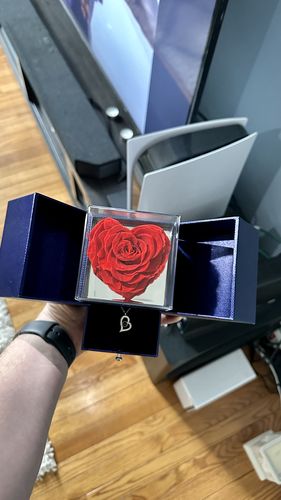Customer photo review of Heart Shaped Preserved Rose On Mirror Jewelry Box With Heart Love Necklace