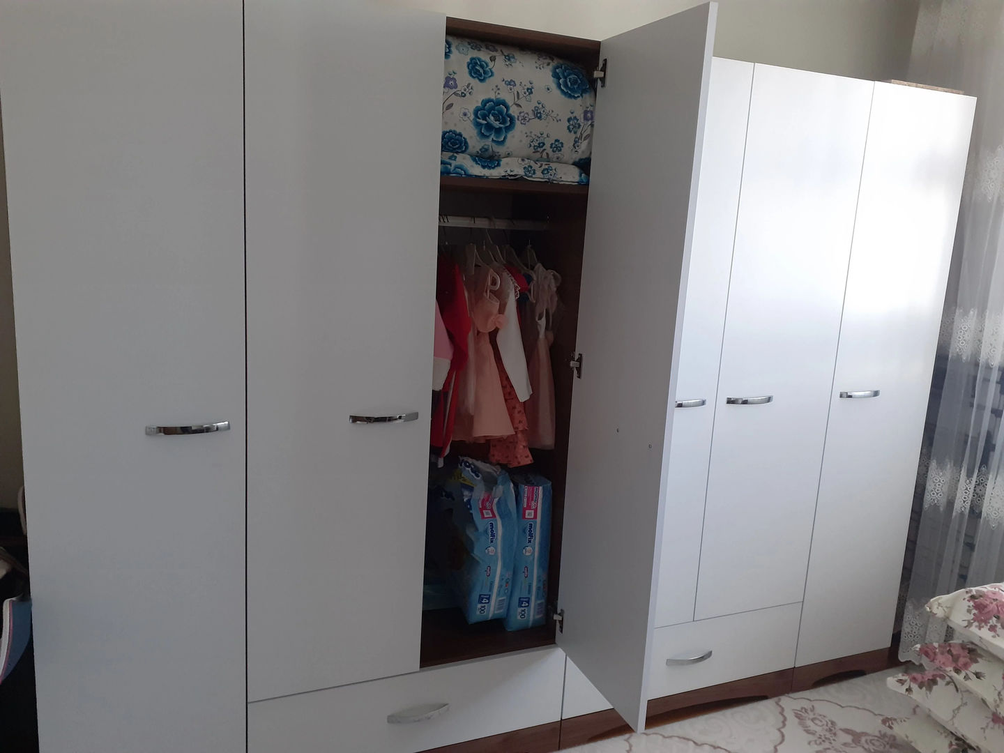 Customer photo review of Rani F4 Geniş Gardırop Elbise Dolabı 6 Kapaklı 2 Çekmeceli 12 Raflı 2 Askılı Tek Modül Minyatür Ceviz - Beyaz