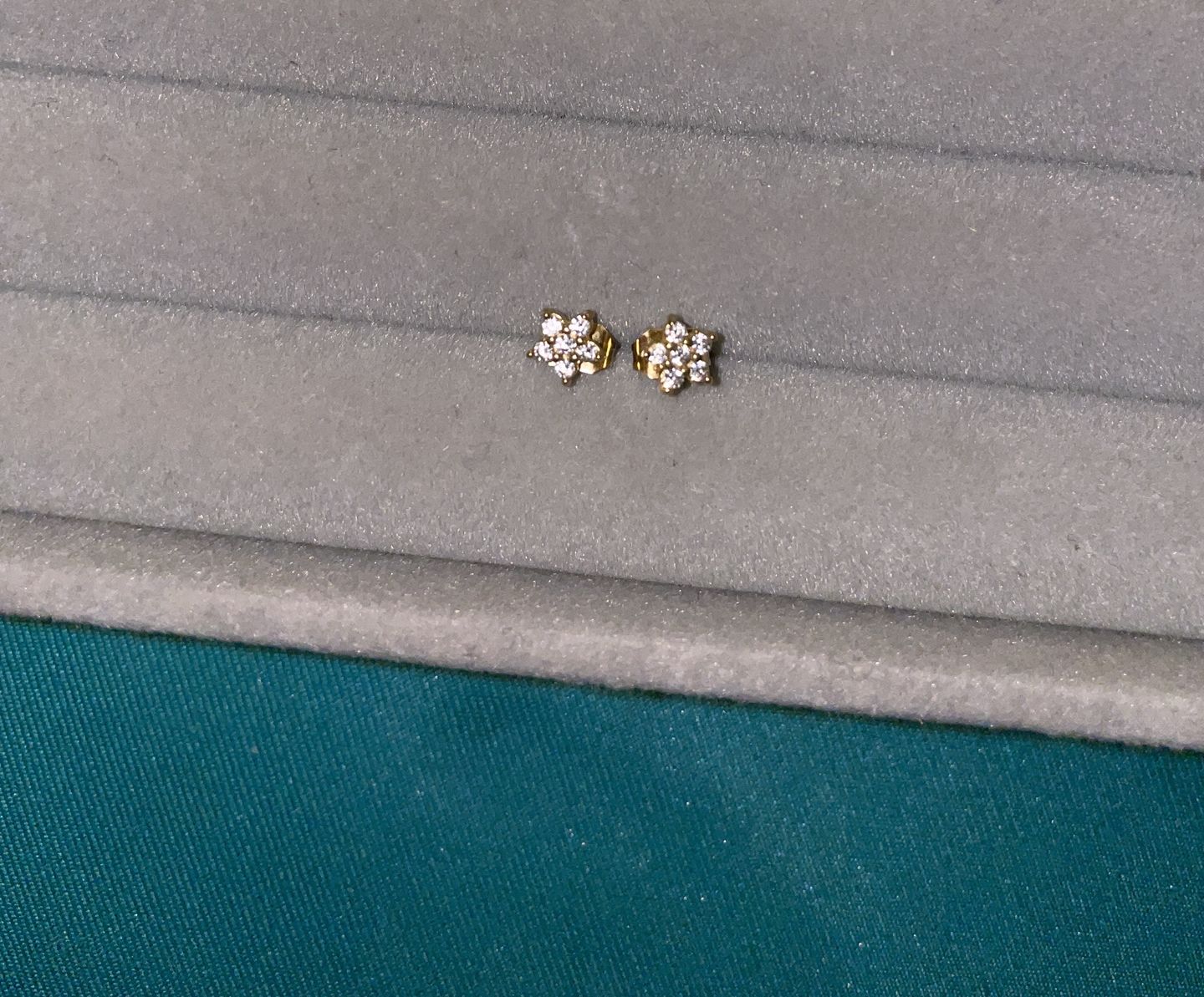 Customer photo review of Flower Ohrstecker | 18K vergoldet