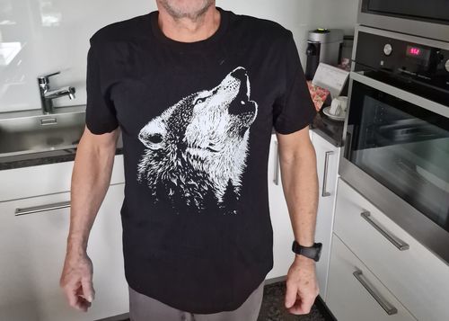Customer photo review of Wolf im Wald gesprenkelt - Bio Herren Shirt