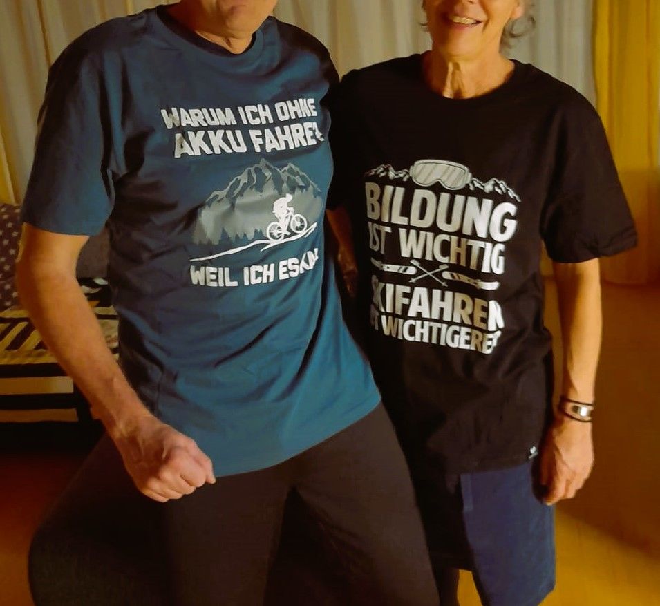 Customer photo review of Ich fahre ohne Akku - Unisex Premium Organic Shirt