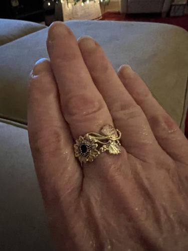 Customer photo review of Black Hills Gold Sunflower Ring