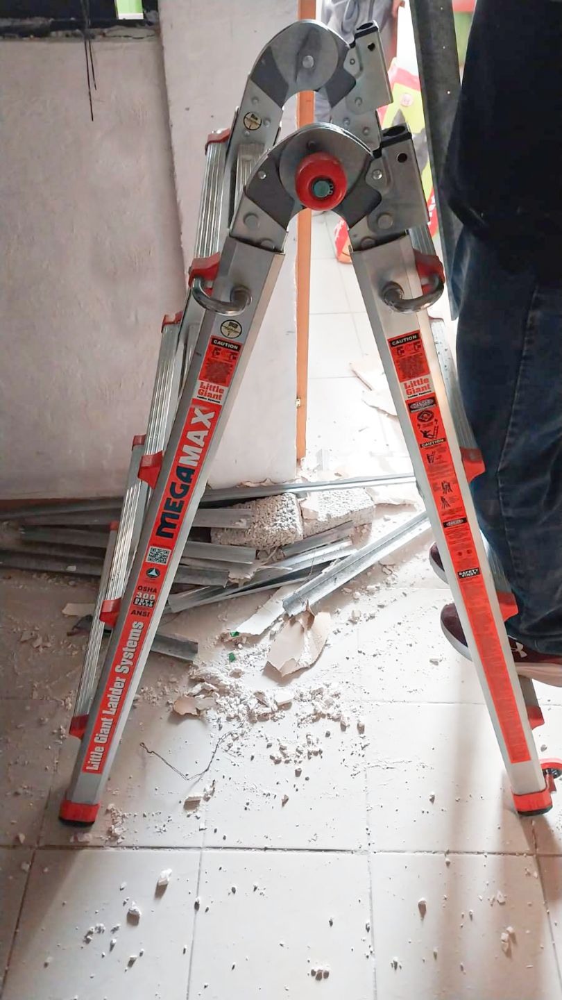 Customer photo review of Escalera de Aluminio Multiposición 17' Type IA Megalite Little Giant 11517-001 (Demo)
