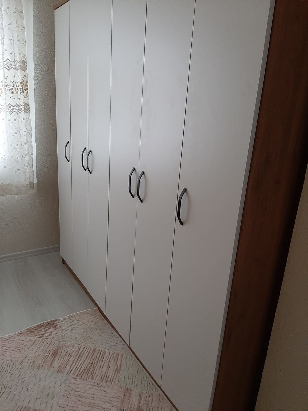 Customer photo review of Rani BA114 Geniş Gardırop Elbise Dolabı 6 Kapaklı 16 Raflı 2 Askılı Sepet Ceviz - Beyaz
