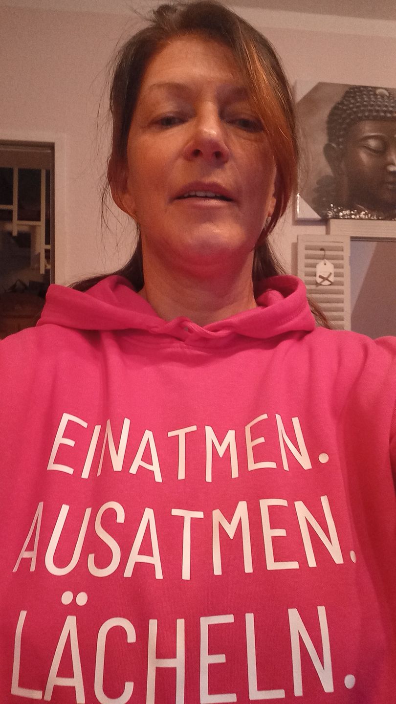 Customer photo review of Einatmen. Ausatmen. Lächeln. Bio Hoodie Unisex