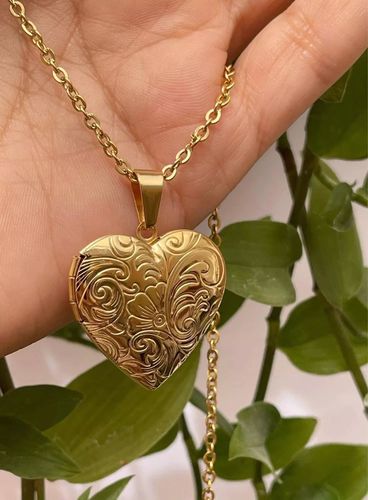 Customer photo review of Vintage Heart Photo Necklace