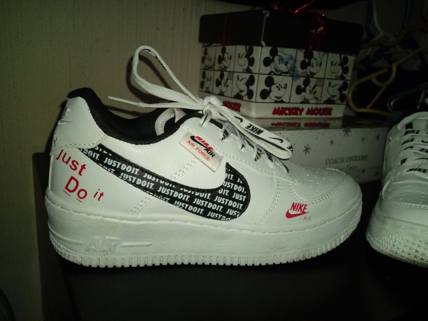Customer photo review of Tenis 270 Blanco Negro Rojo