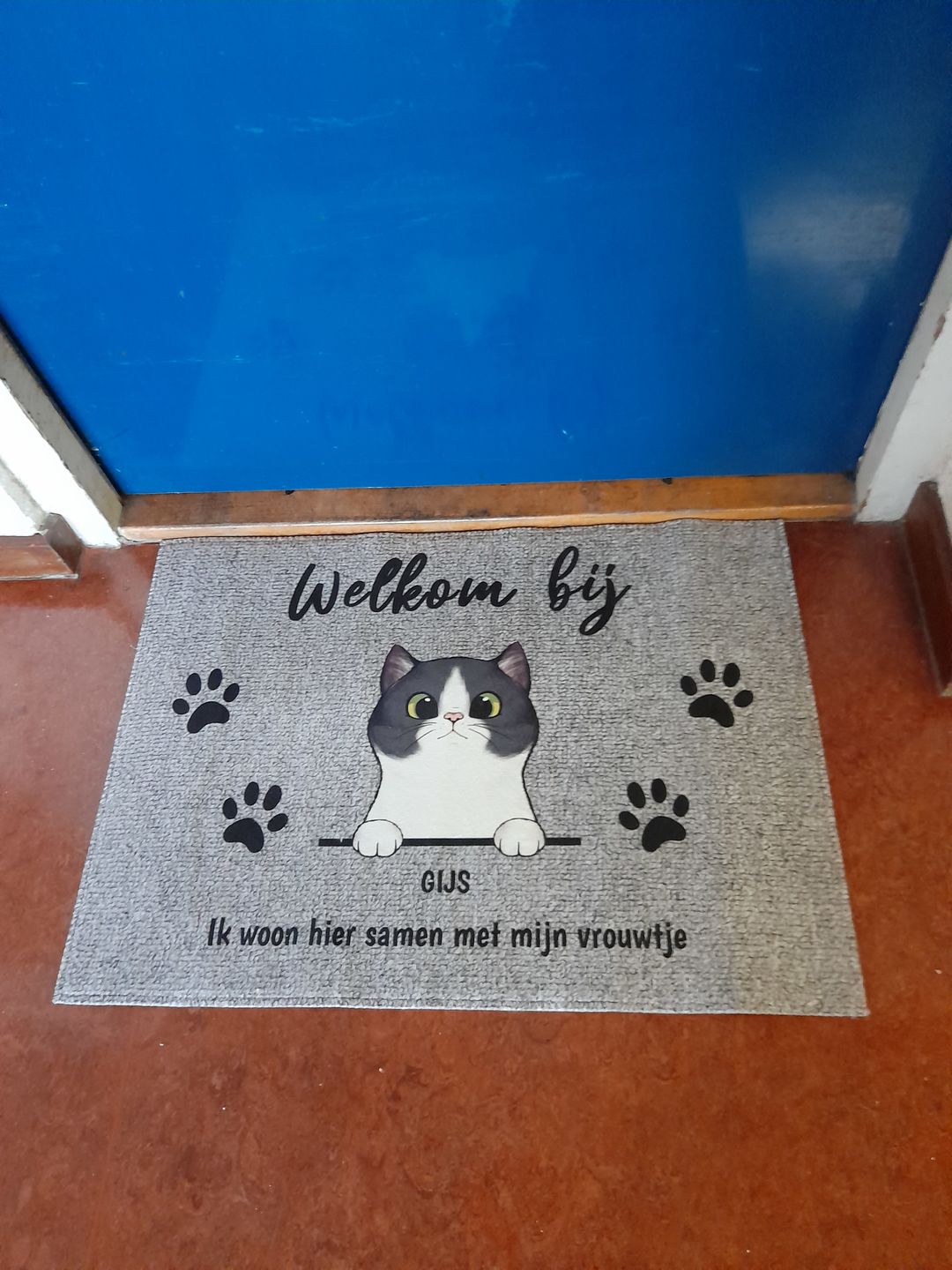 Customer photo review of Welkom bij nieuwsgierige katten - Gepersonaliseerde deurmat