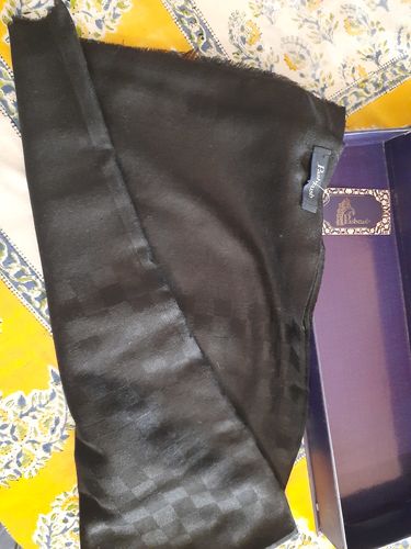 Customer photo review of Pashtush Men'S Reversible Stole, Checkered Design Rich Black