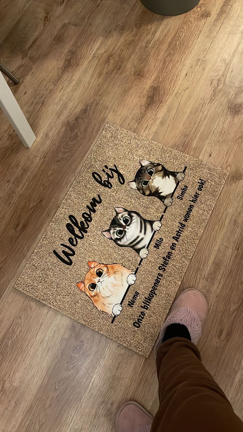 Customer photo review of Welkom bij nieuwsgierige katten - Gepersonaliseerde deurmat