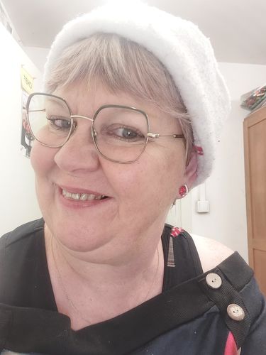Customer photo review of Boucles d'Oreilles Père Noël Asymétriques