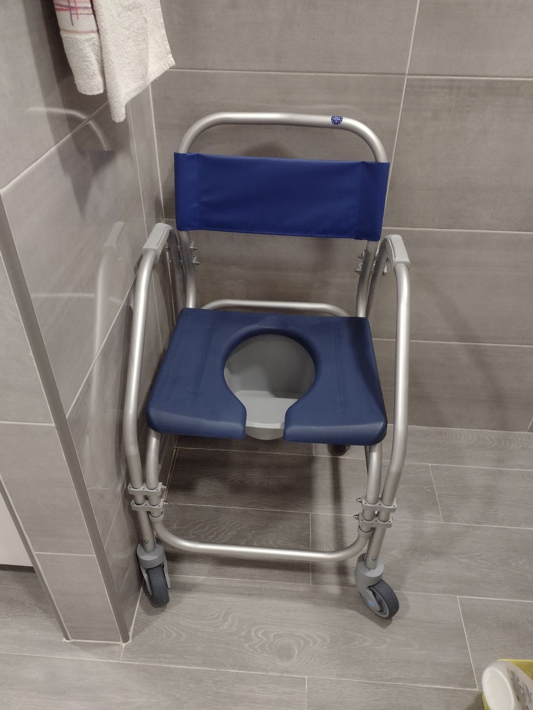 Customer photo review of Cadeira de Banho Sanitária com Rodas Pacific ABS ORTHOS XXI