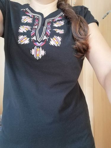 Customer photo review of Дамска тениска с V-деколте бродирана с мотиви от шопско в розово.