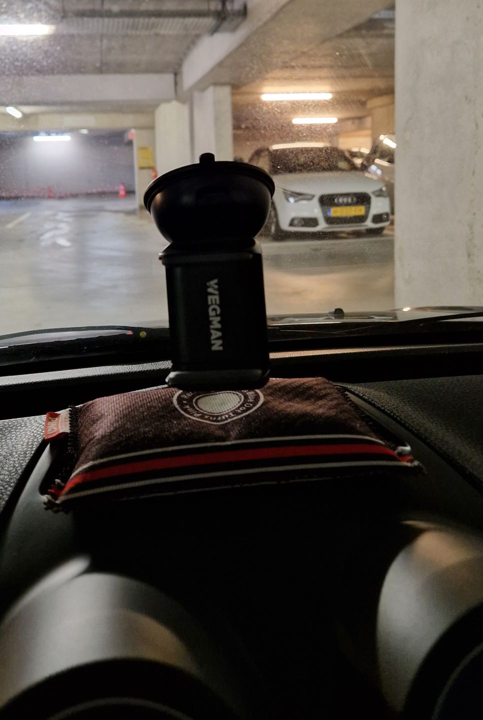 Customer photo review of Wegman Telefoonhouder Met Zuignap - Dashboard en autoruit