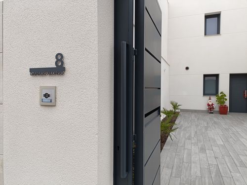 Customer photo review of Numero civico e testo sagomato modello Line 02 Acrilico