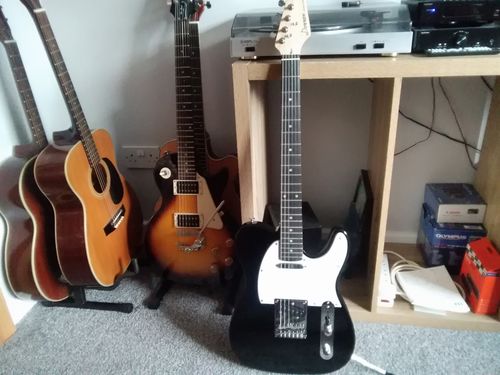 Customer photo review of Donner DTC-100 Solid Body Perforated Design Electric Guitar Beginner Kit