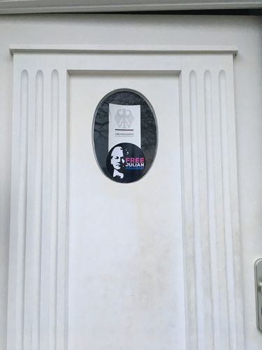 Customer photo review of GROSSE STICKER / AUFKLEBER • FREE JULIAN ASSANGE (10 STK.)