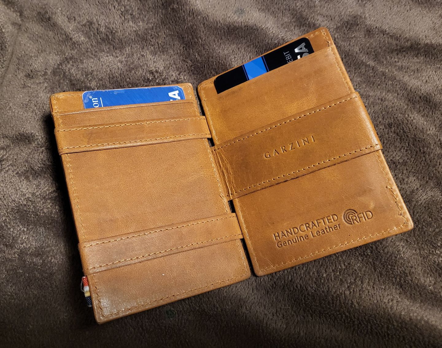 Customer photo review of Essenziale Magic Wallet ID Window