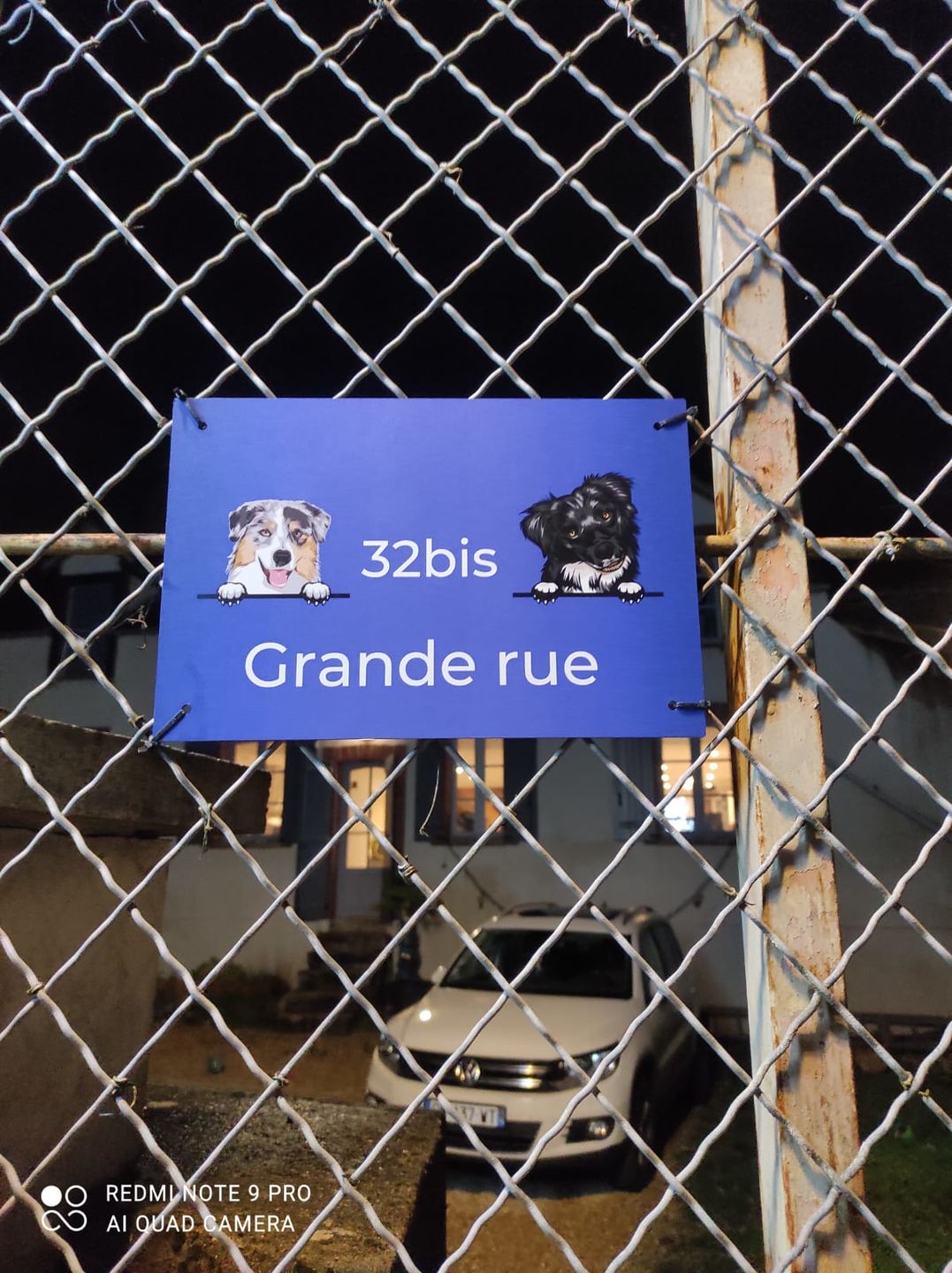 Customer photo review of Chiens curieux et numéro de maison - Plaque de porte personnalisée