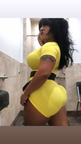 Customer photo review of Yellow Seamless Crop Top and Short Set