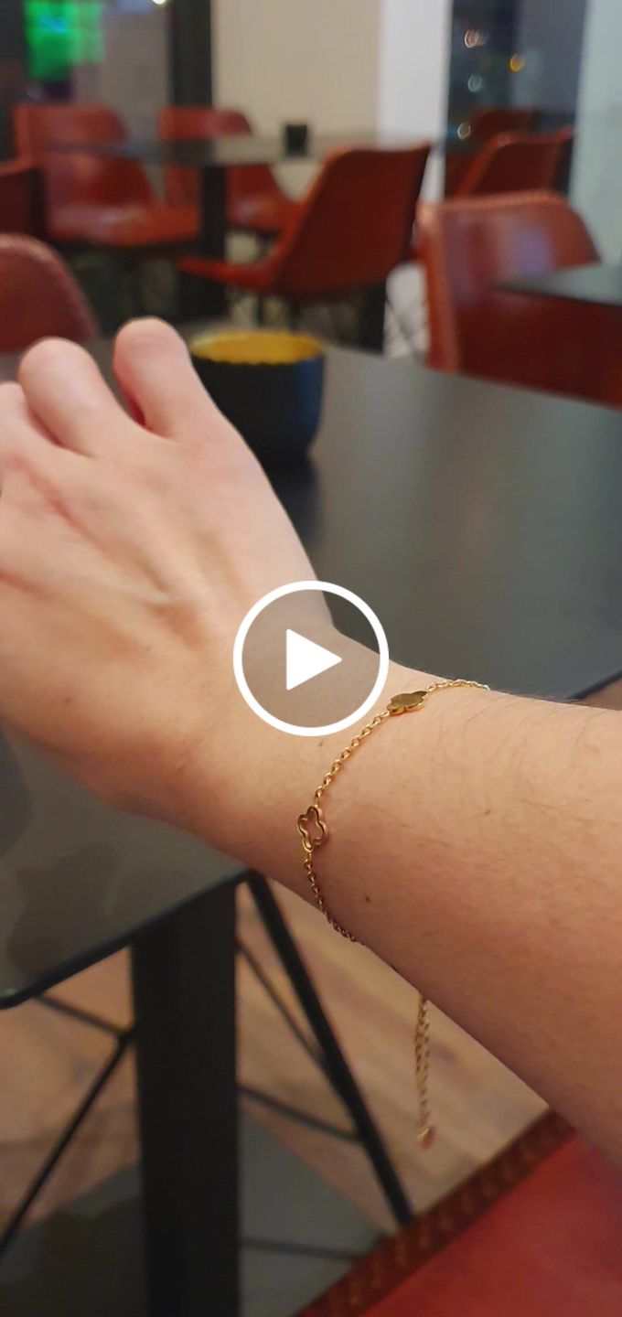 Customer video review of Clover Armband | 18K vergoldet
