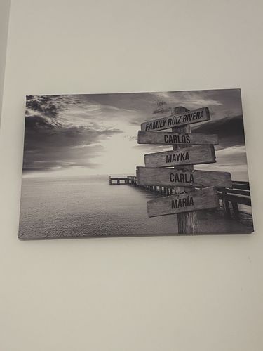 Customer photo review of Lienzo Muelle de Madera con Nombres Personalizados