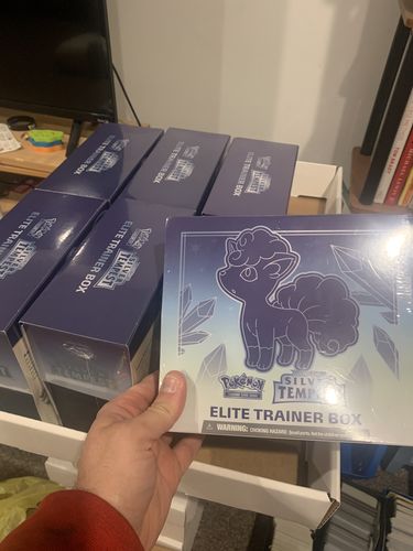 Customer photo review of Pokémon TCG: Sword and Shield-Silver Tempest Elite Trainer Box